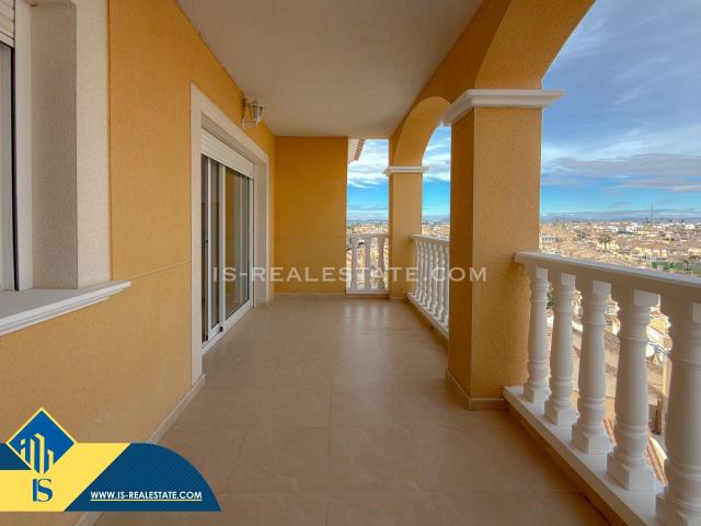 Encantador ático con enorme terraza + Solarium privado e impresionantes vistas panorámicas a Torrevieja y al mar + Garaje + Piscina comunitaria