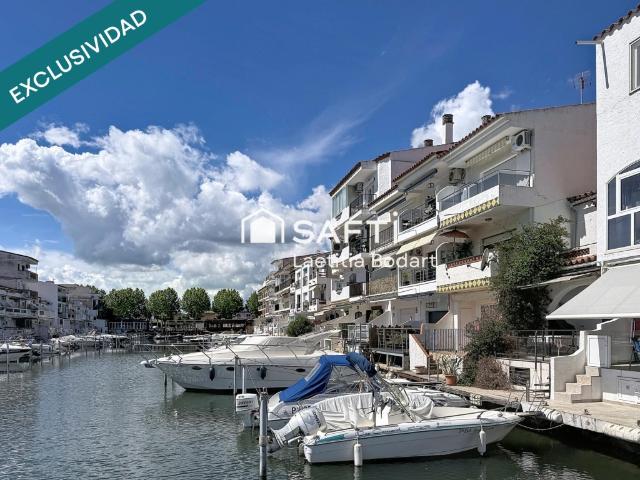 Encantador ático con gran terraza, vistas al canal – Empuriabrava