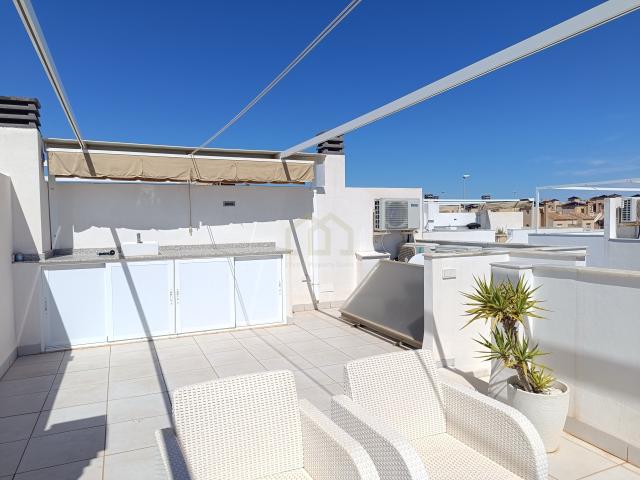Encantador adosado en Lomas de Cabo Roig con estilo ibicenco y piscina privada