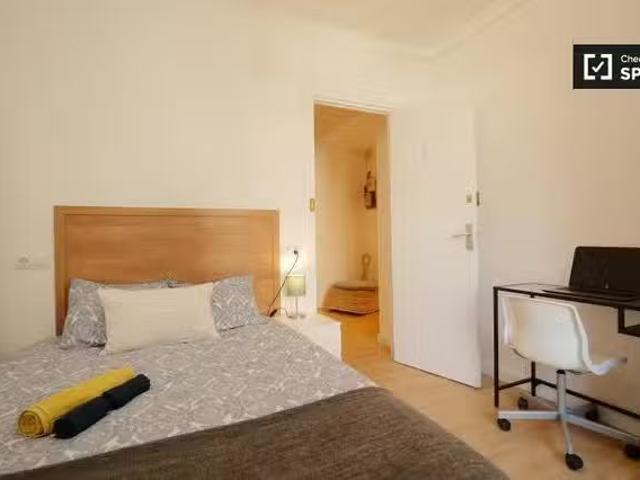 Barato Alquiler de habitaciones en apartamento de 5 dormitorio.