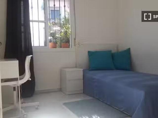 Barato Alquiler de habitaciones en casa de 3 dormitorios en Má.
