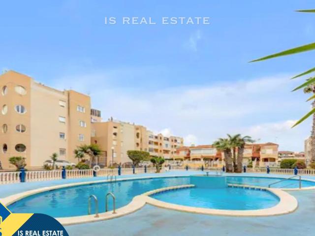 Encantador apartamento con gigantesca terraza y vistas a la laguna rosa + Piscina comunitaria con ajardiandass y parking privado comunitario