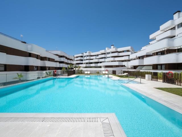 Encantador Apartamento en Planta Baja con Vista al Mar – ¡Ub. 137m² Estepona