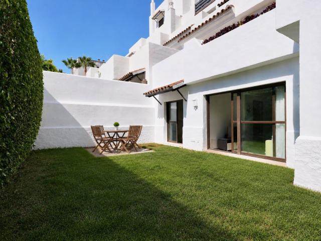 Encantador apartamento en planta baja con jardín privado en La Resina, Estepona