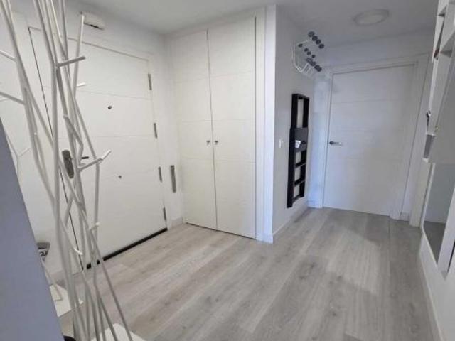 ¡Encantador apartamento en planta media en Jardines de Las Lagunas Fase I!