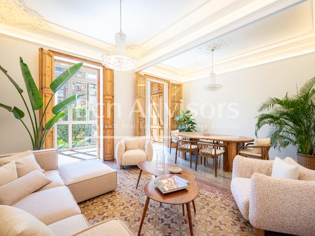 Encantador apartamento renovado con terraza y elementos originales en el Eixample