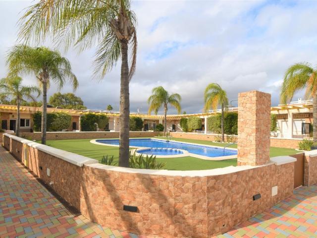 Encantador Bungalow de Una Sola Planta con Piscina Comunitaria en Mil Palmeras