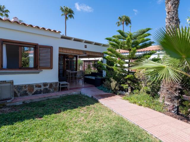 Encantador bungaló en una urbanización tranquila junto al campo de golf