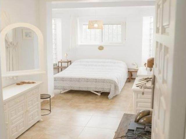 Encantador chalet tradicional pareado de 3 dormitorios en Albir, con 500m2 de parcela y piscina prop