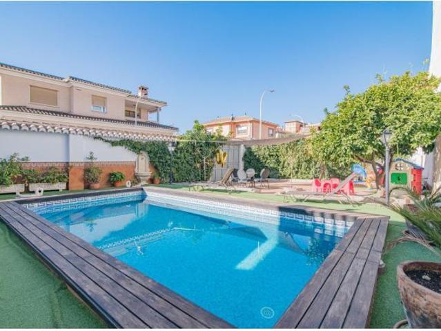 Encantador chalet ubicado en la mejor zona de Maracena, con Barbacoa y Piscina
