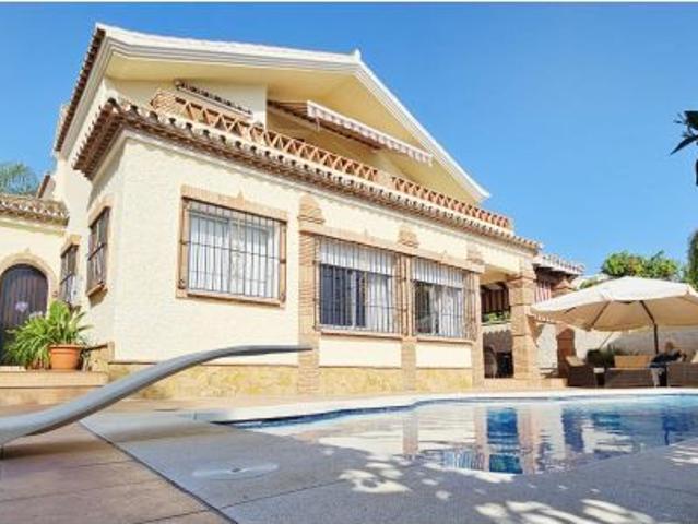 Encantador Chalet de 2 Plantas con Amplios Espacios y Terrazas