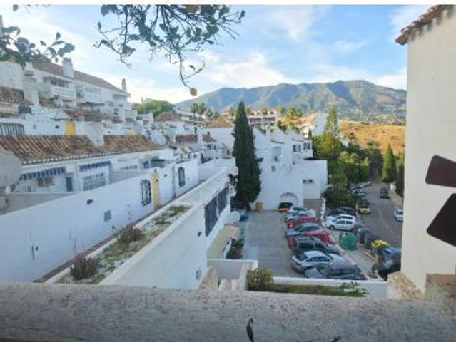 encantador chalet de dos plantas, ubicado en la prestigiosa y cotizada urbanización Mijas Golf Mála