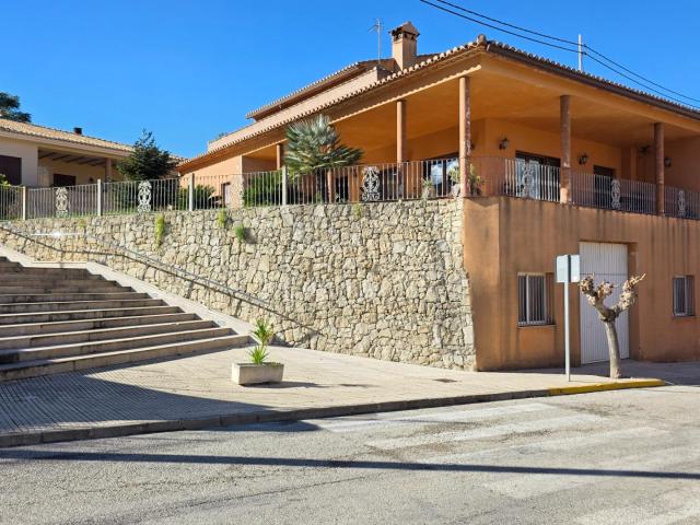 Encantador Chalet en Terrateig: Oportunidad Única con Vistas a la Montaña