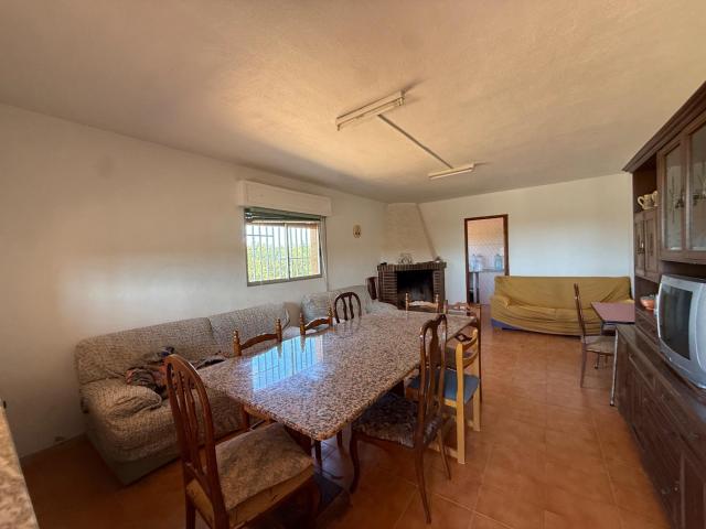 Encantador Chalet en Lliria con Amplia Parcela y Piscina