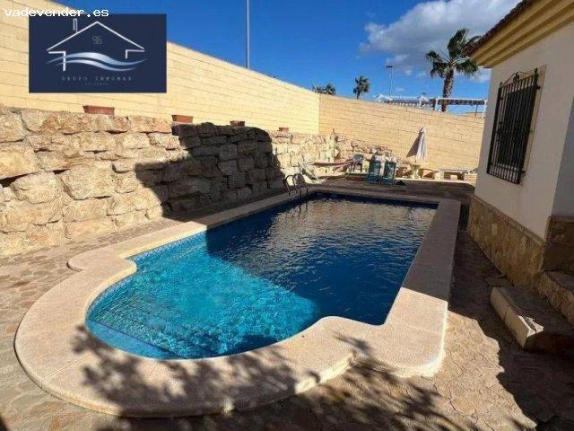 Encantador Chalet Independiente con Piscina en Urbanización Segura