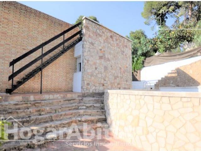 ¡ENCANTADOR CHALET! REFORMADO CON PISCINA PRIVADA, GARAJE Y DOS TERRAZAS