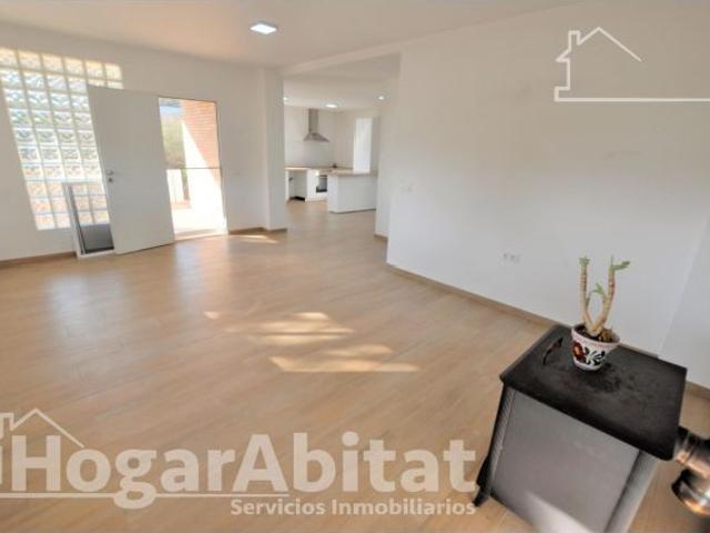 ¡ENCANTADOR CHALET! REFORMADO CON PISCINA PRIVADA, GARAJE Y DOS TERRAZAS