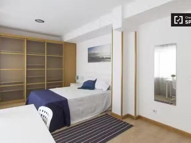 Barato Cómoda habitación en un apartamento de 8 habitaciones e.