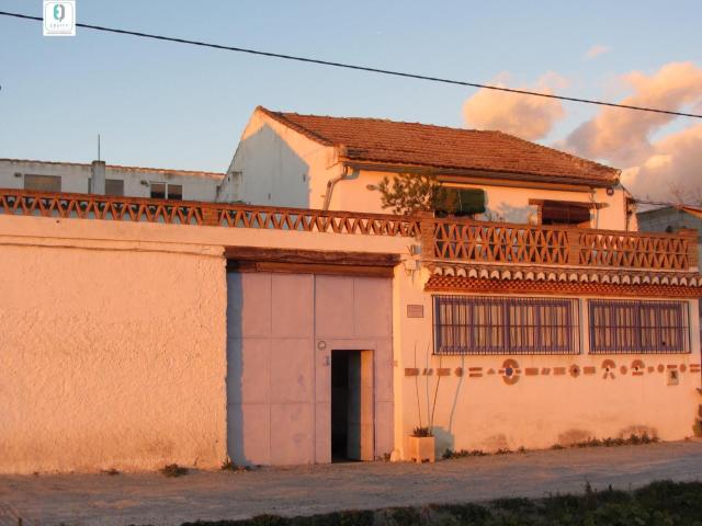 ENCANTADOR CORTIJO A SOLO 3KM DEL CENTRO DE LA CIUDAD