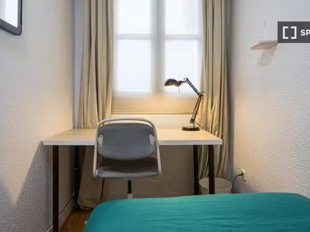 Único Habitación amueblada en un apartamento de 15 habitacione.