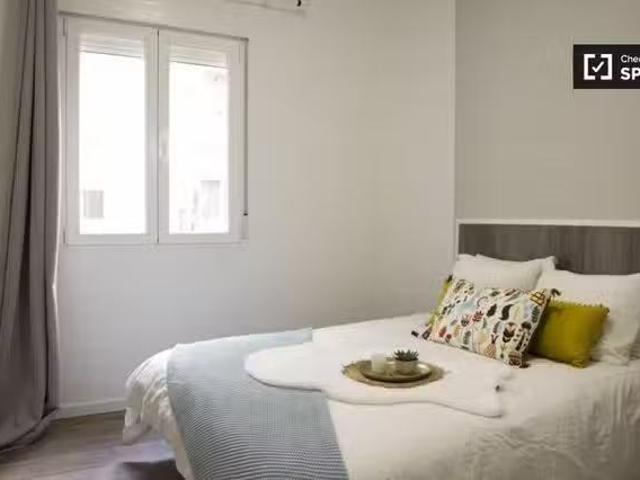 Encantador Habitación doble en alquiler, apartamento de 8 dorm.