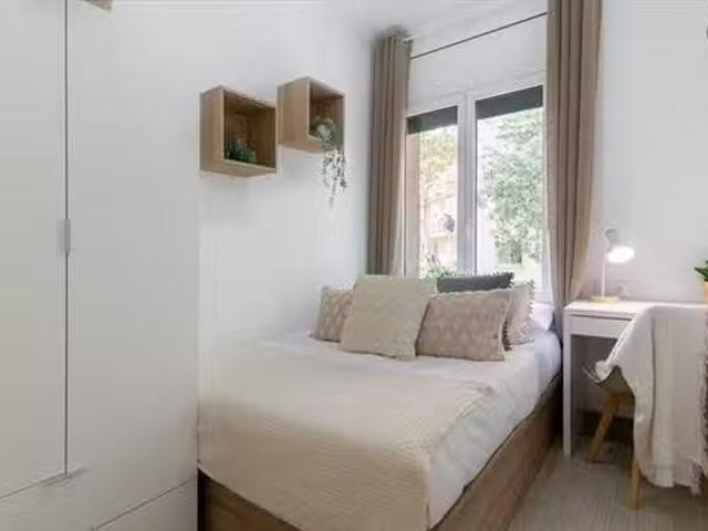 ¡Oferta! Habitación en 254 Carrer de Padilla