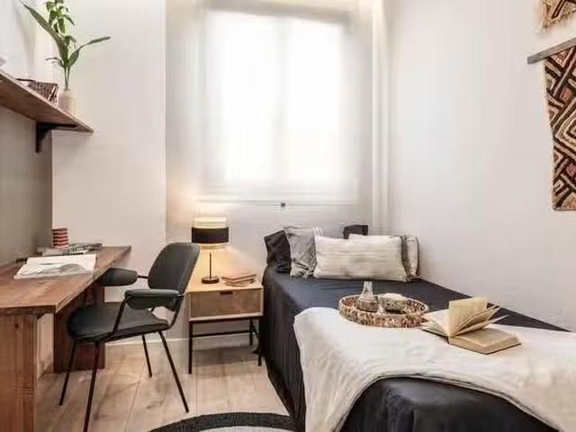 Acogedor Habitación en 73, 2 a, 28010 Madrid, Spain