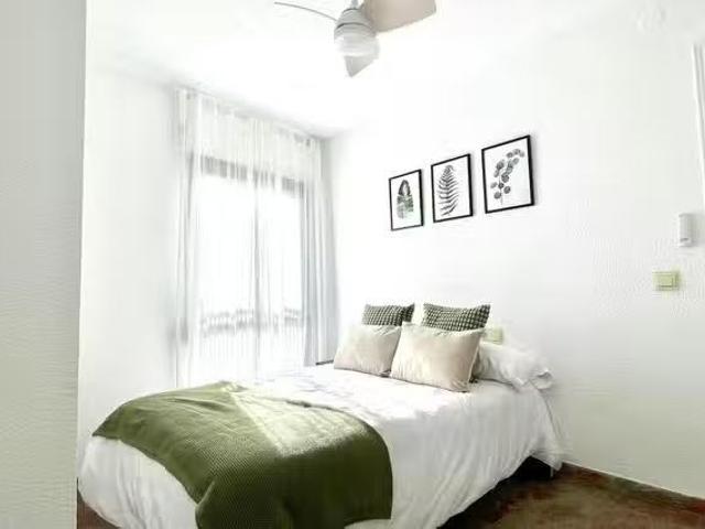 ¡En alquiler! Habitación en Calle Alfredo Catalani, Alaska