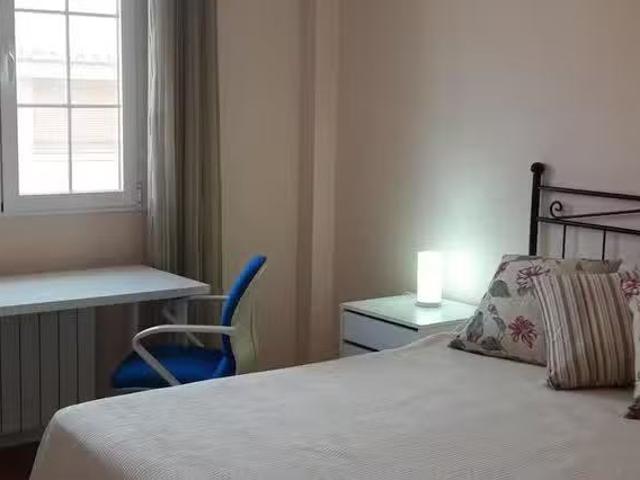 Encantador Habitación en Calle Bruselas