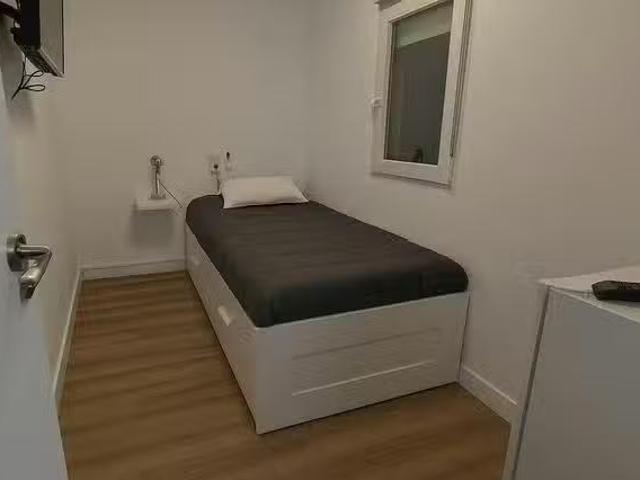 Encantador Habitación en Calle de Nicolás Usera, Usera