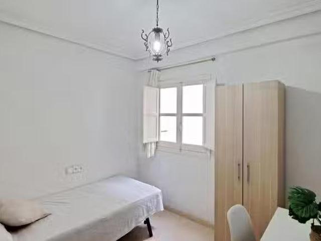 Encantador Habitación en Calle Poeta Blas de Loma, San Blas Sa.