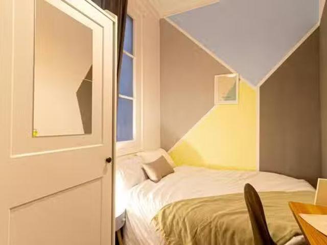 Único Habitación en Carrer d'Aragó, La Nova Esquerra de l'Eixa.