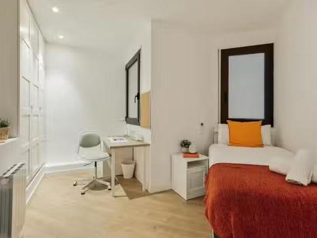 Acogedor Habitación en Carrer de Balmes, l'Antiga Esquerra de.
