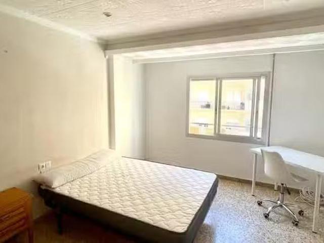 Bonito Habitación en Carrer de Campoamor