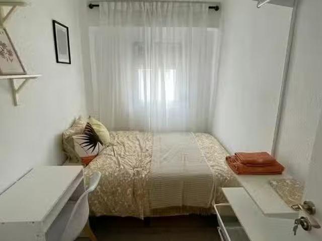 ¡Renta! Habitación en Carrer de Francisco Moreno Usedo, L'Oliv.