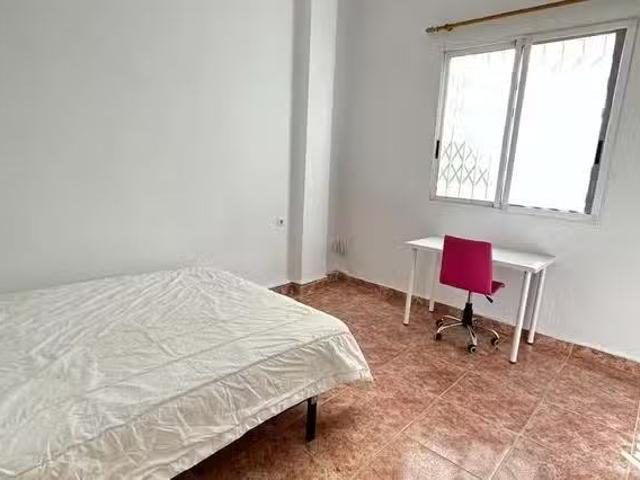 Acogedor Habitación en Carrer del Mestre Alberto Luz