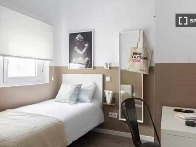 Nuevo Habitación en alquiler en apartamento de 3 dormitorios e.