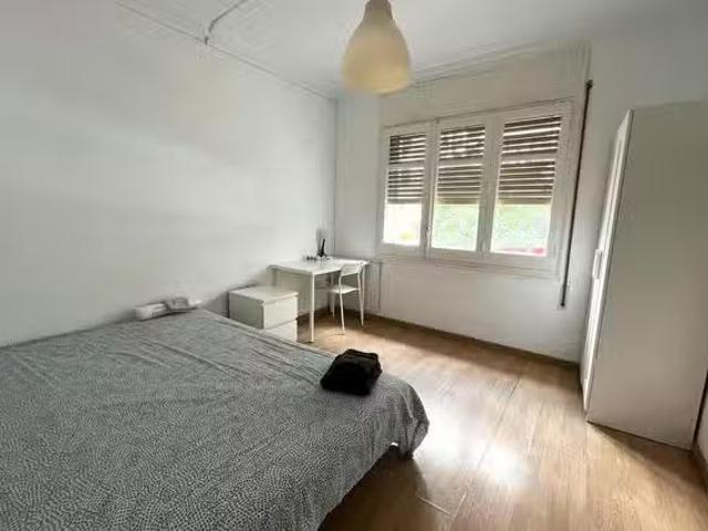 Bonito Habitación en Avinguda de la Riera de Cassoles, Vila de.