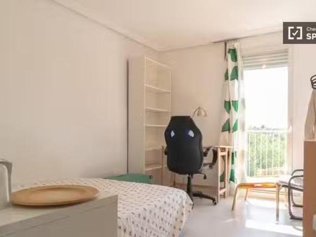 Encantador Habitación en piso compartido en alquiler en Lucero.