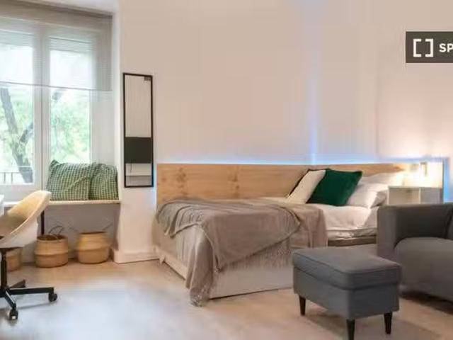 Encantador Habitación en piso compartido en alquiler en Trafal.