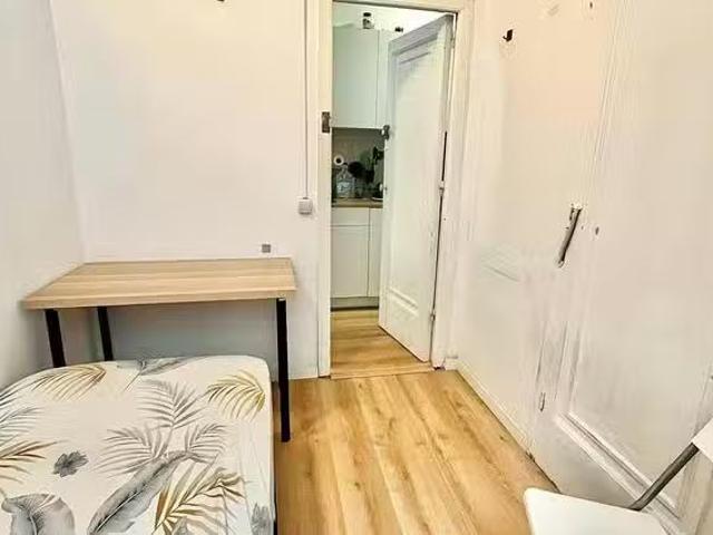 ¡Oferta! Habitación en Ronda de la Universitat, L'Eixample