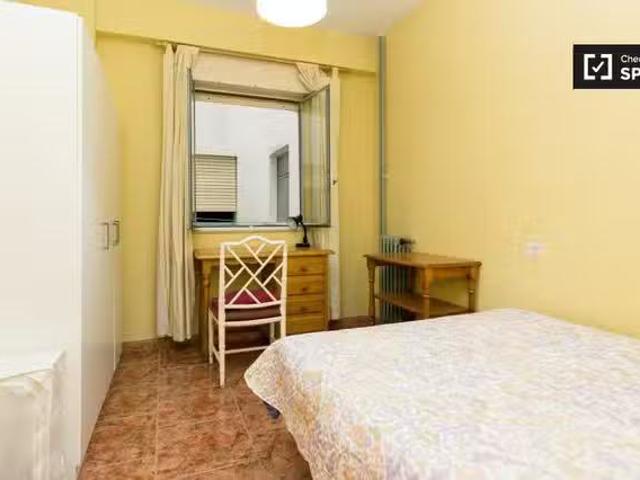 ¡En alquiler! Habitación equipada en apartamento de 4 dormitor.