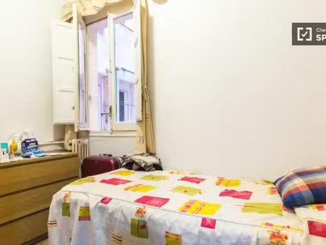 Acogedor Habitación equipada en apartamento de 4 dormitorios e.