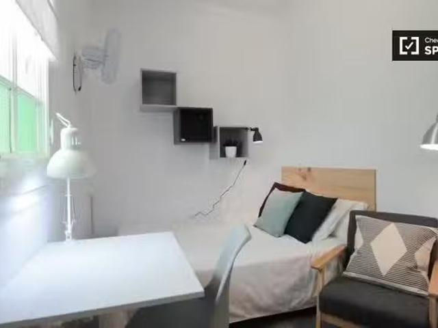¡Oferta! Habitación moderna en un apartamento de 5 dormitorios.