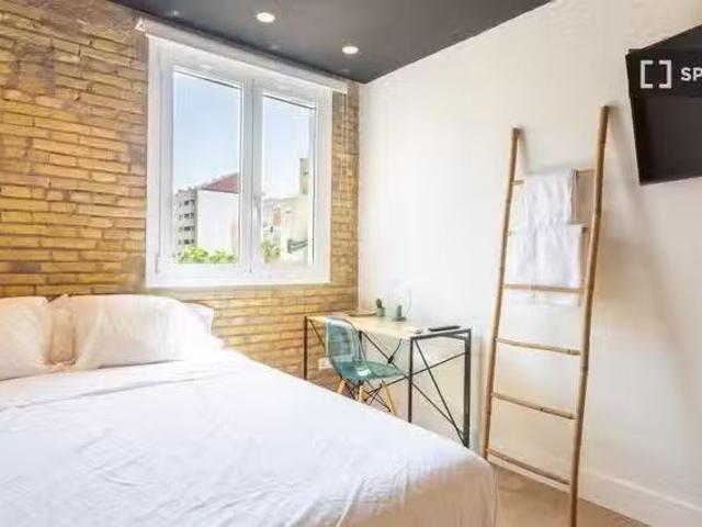 Acogedor Habitaciones en piso de 5 dormitorios en Valencia