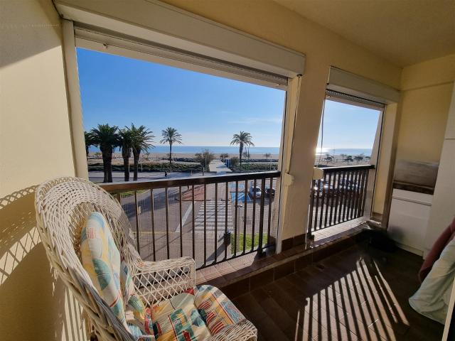 Encantador Piso en Primera Línea de Mar en Empuriabrava 91m² Empuriabrava