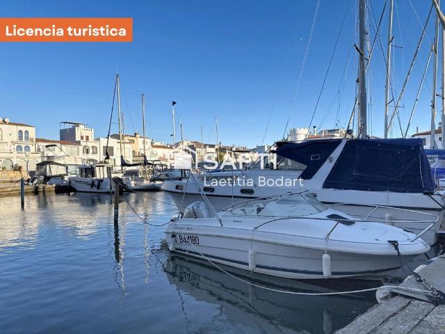Encantador piso renovado con terraza y vistas al canal Empuriabrava