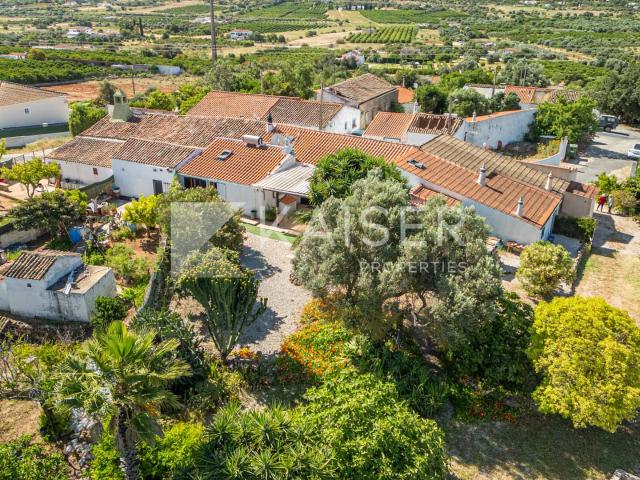 Encantador refúgio térreo com piscina, jardins maduros e vistas deslumbrantes do interior do Algarve