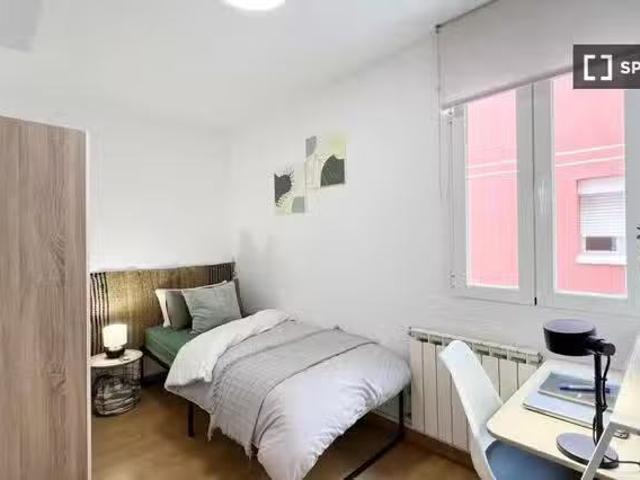 Barato Se alquila habitación compartida en Campamento, Madrid