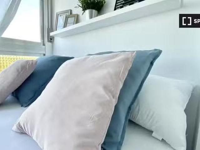 ¡Oferta! Se alquila habitación en apartamento de 4 dormitorios.
